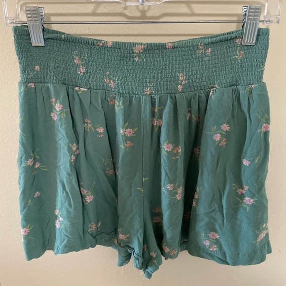 ✨American Eagle Green Floral Smocked Shorts Size S - Picture 2 of 7
